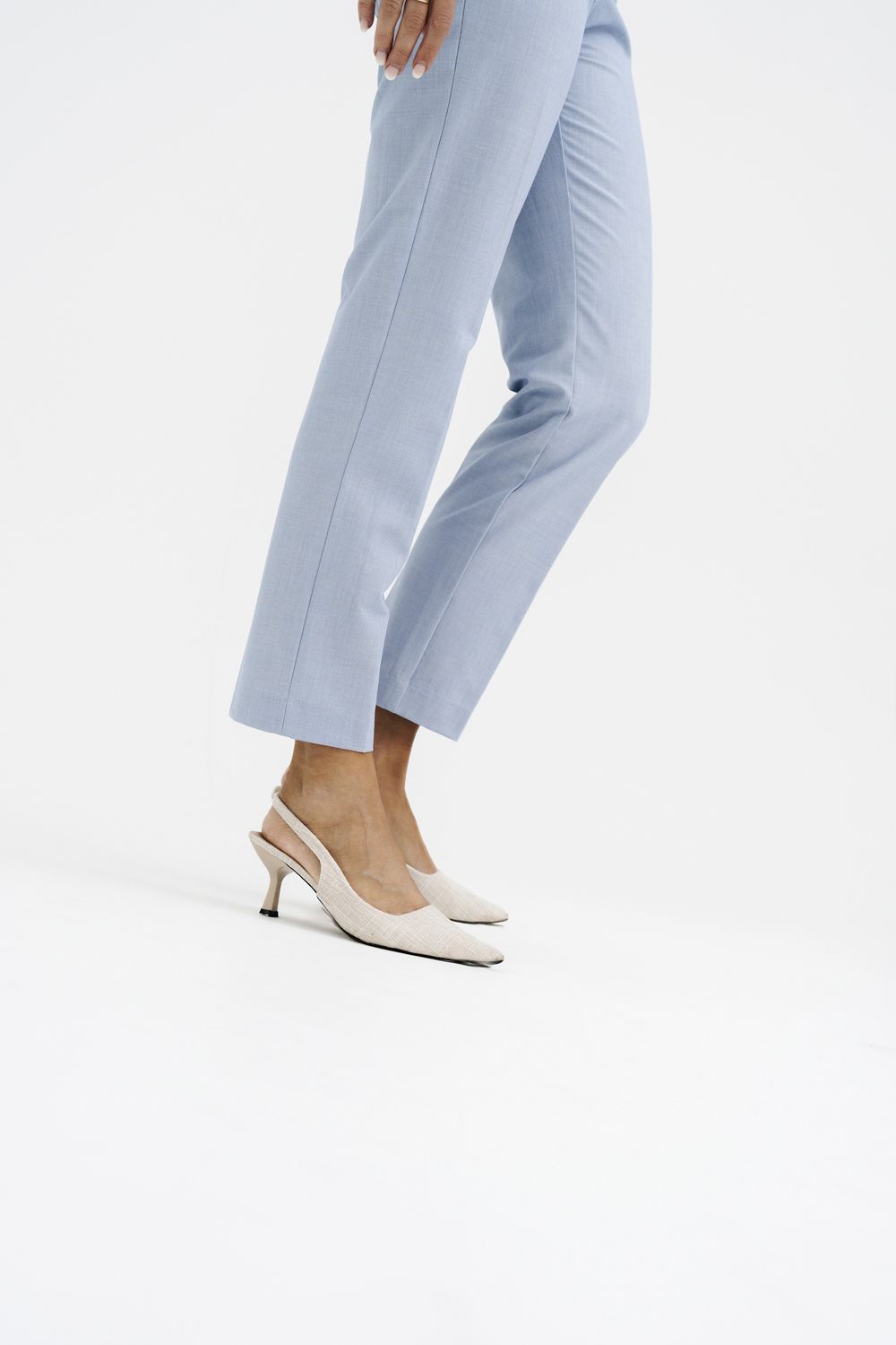 Schritte in hellblauer Hose und hellen Schuhen